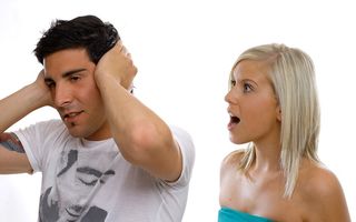 Bărbaţii îşi ascultă soţiile timp de 6 minute. Cu prietenii rezistă 25 de minute