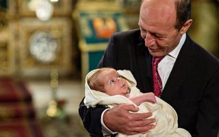 Traian Băsescu a postat pe Facebook o imagine de la botezul nepotului său
