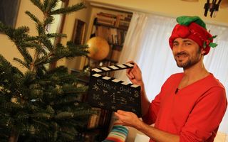Singur Cook încheie primul sezon cu masa de Crăciun: Andrei Aradits “operează” un curcan pentru a-l umple cu ingrediente și arome exotice