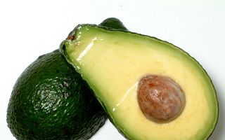 Un fruct de avocado pe zi ajută la scăderea colesterolului rău