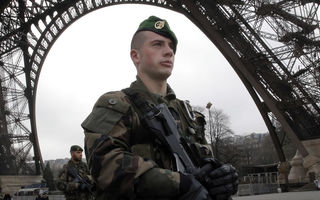 IMAGINI ȘOCANTE. Parisul sub teroare: Orașul iubirii, paralizat de violență