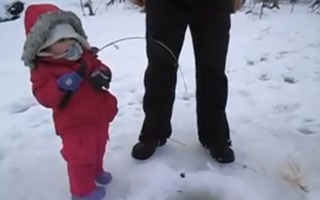 VIDEO: O fetiţă de doi ani prinde un peşte la copcă