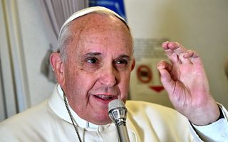 Papa Francisc: "Cuplurile catolice nu trebuie să procreeze ca iepurii"