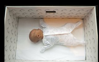 VIDEO: De ce dorm bebeluşii finlandezi în cutii de carton