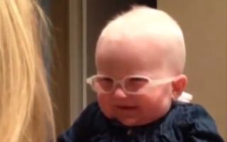VIDEO: Reacţia unui bebeluş care îşi vede pentru prima oară mama cu ajutorul ochelarilor