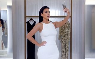 VIDEO: Kim Kardashian te învață cum să-ți faci selfie-ul perfect