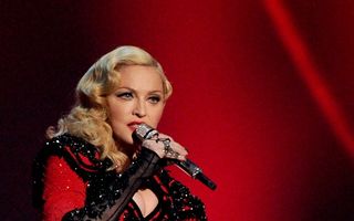 Vampă la 56 de ani: Madonna, spectacol fierbinte cu dansatori sexy