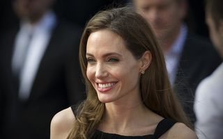 Angelina Jolie a lansat un centru de prevenire a violenţelor asupra femeilor