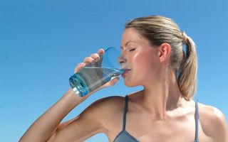 Bei prea multă apă? De ce este un obicei nesănătos