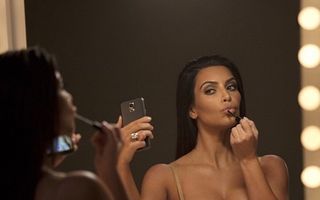 Kim Kardashian și ritualul ei de frumusețe: "Mă spăl pe cap o dată la cinci zile"