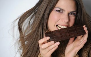 Bărbaţii care oferă ciocolată unei femei au 41% şanse să o cucerească