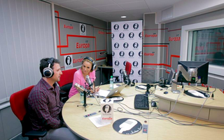 Andreea Esca face emisiune de radio