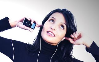 Pericolul din căști: De ce e bine să asculți muzică doar o oră pe zi