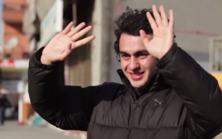 VIDEO: experiment emoţionant: Mai mulţi oameni au învăţat limbajul semnelor pentru a-i face o surpriză unui bărbat surd