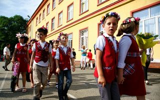 Serbare odioasă la o şcoală din Constanţa: Copii de opt-nouă ani, "decapitaţi" de un "călău" - VIDEO