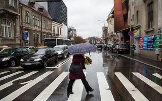 Vremea se răceşte în toată ţara: Vin zile cu ploi, lapoviţă şi ninsoare
