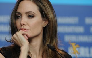 Angelina Jolie, o nouă operaţie pentru a evita cancerul: Actriţa şi-a extirpat ovarele