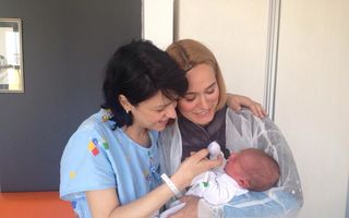 5 vedete din România fotografiate cu copiii în braţe imediat după ce i-au născut