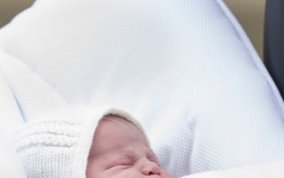Bebeluşul regal creşte vânzările: Avalanșă de suveniruri dedicate prințesei Charlotte