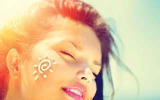 Apără-ţi tenul de soare. 5 greşeli pe care să le eviţi când aplici crema cu factor de protecţie