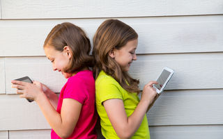 Opt din zece copii au cont pe reţelele sociale. Ce spune psihologul?