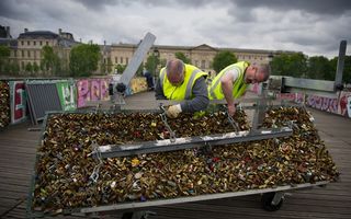 "Lacătele iubirii" de pe celebrul pod din Paris au fost date jos
