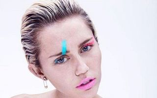 Miley Cyrus arată aproape tot: Noi imagini cu vedeta dezbrăcată!