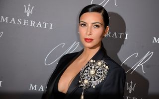Kim Kardashian va avea prima statuie de ceară din lume care face selfie-uri