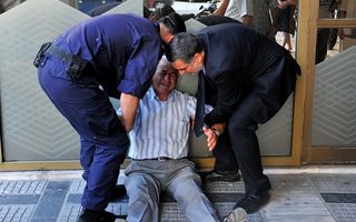 Falimentul unui mod de viaţă: Tragedia greacă în cele mai dramatice imagini