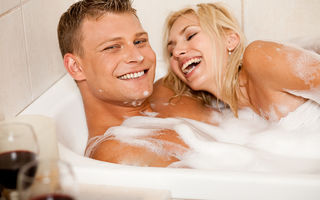 Sex în baie. 5 poziţii erotice pentru partide de amor în cadă