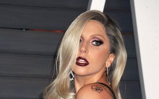 Lady Gaga a căzut la ieșirea din restaurant - VIDEO