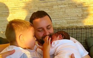 Un tătic fericit: Cătălin Măruță, poză emoţionantă cu cei doi copii ai săi