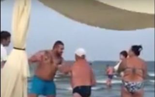 Tânărul care a pălmuit o turistă pe plajă a fost amendat - VIDEO
