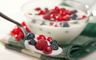 Dietă. 5 probleme pe care le rezolvi dacă mănânci zilnic iaurt