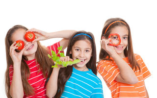 Cum pot fi convinşi copiii să mănânce fructe şi legume? Ponturi utile