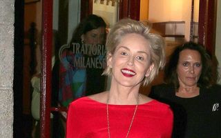 Lady in red: Sharon Stone arată la 57 de ani ca-n "Basic Instinct"