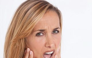 Cum să-ţi îngrijeşti corect dinţii ca să nu-ţi miroasă gura