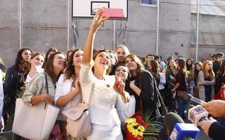 Carmen Iohannis, selfie cu elevii în prima zi de şcoală
