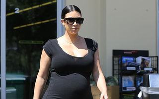 Modă. Kim Kardashian, o gravidă care se îmbracă mulat. Îi stă bine?