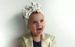 Cea mai elegantă fetiţă: La doar 18 luni, primeşte câte o ţinută gratis pe zi
