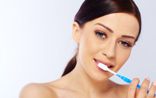 Sănătate. 4 situaţii în care periajul dinţilor poate să fie nociv