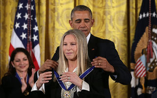 Obama i-a decorat pe Barbra Streisand şi Steven Spielberg