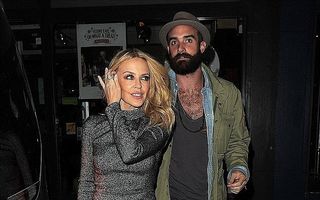 Kylie Minogue îşi apără iubitul mai tânăr cu 20 de ani: „Nu ne mai jigniţi!“