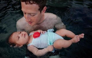 Prima lecție de înot a fiicei lui Mark Zuckerberg