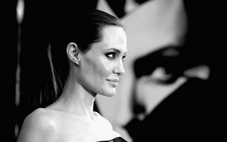 Angelina Jolie are trei tatuaje noi pe spate - FOTO
