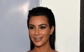 Kim Kardashian îşi lipeşte sânii cu bandă adezivă pentru un decolteu perfect
