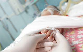 Încă un bebeluş din Argeş diagnosticat cu sindrom hemolitic-uremic
