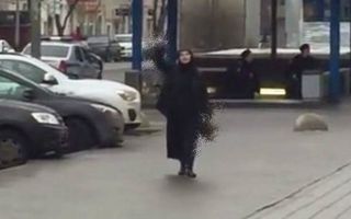 Şocant. O femeie din Moscova a decapitat un copil şi a mers pe stradă cu capul acestuia