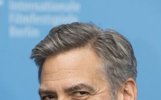 George Clooney susţine că îşi iubeşte ridurile şi părul grizonat