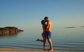 Taylor Swift și Calvin Harris, îndrăgostiţi la plajă - FOTO